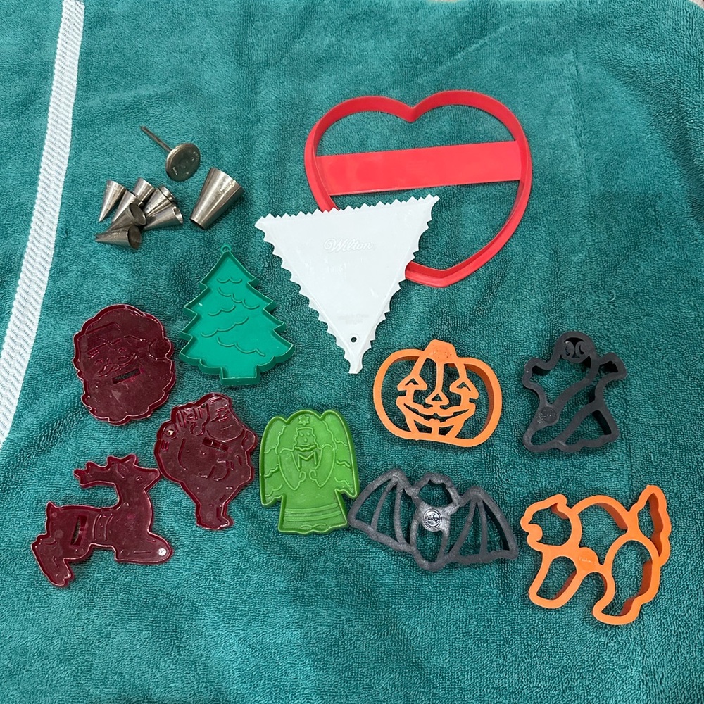 Vintage Wilton Festive Cookie Cutter and Decorating Set